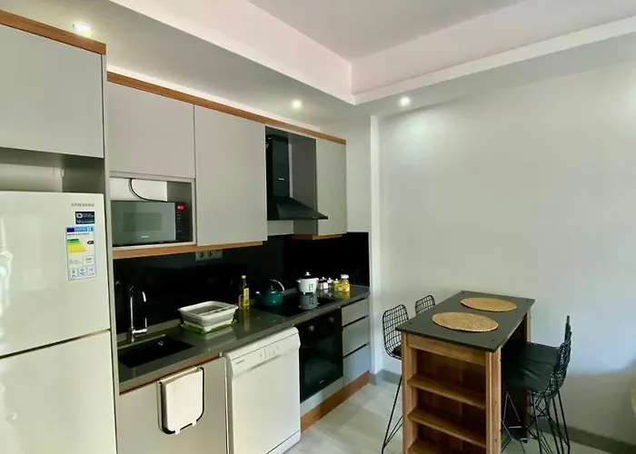 Stylish 1br Flat Pool View & 10 Min Walk To *