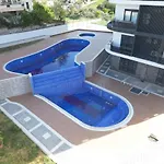 Stylish 1br Flat Pool View & 10 Min Walk To *