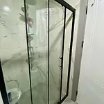 Stylish 1br Flat Pool View & 10 Min Walk To דירה