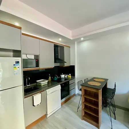 Stylish 1br Flat Pool View & 10 Min Walk To *