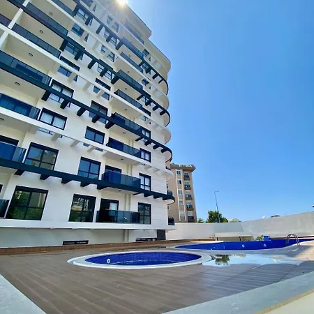 Stylish 1br Flat Pool View & 10 Min Walk To *