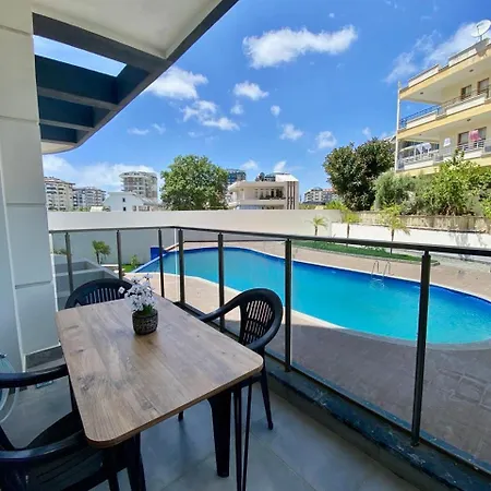 Daire Stylish 1br Flat Pool View & 10 Min Walk To *
