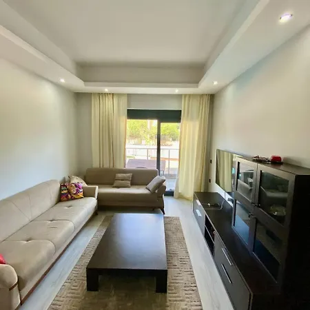 Daire Stylish 1br Flat Pool View & 10 Min Walk To
