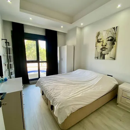 Apartman Stylish 1br Flat Pool View & 10 Min Walk To *