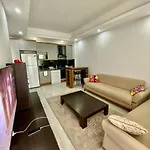 Stylish 1br Flat Pool View & 10 Min Walk To Lägenhet Alanya