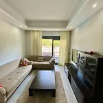 Lägenhet Stylish 1br Flat Pool View & 10 Min Walk To