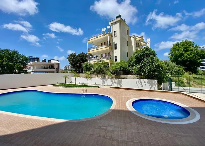 Stylish 1br Flat Pool View & 10 Min Walk To *