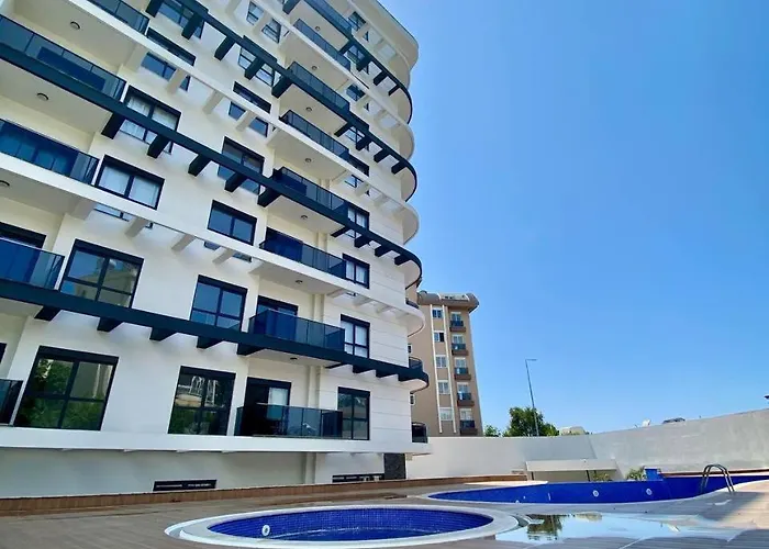 Stylish 1br Flat Pool View & 10 Min Walk To *