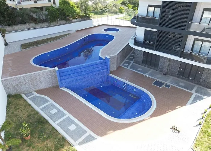 Stylish 1br Flat Pool View & 10 Min Walk To *